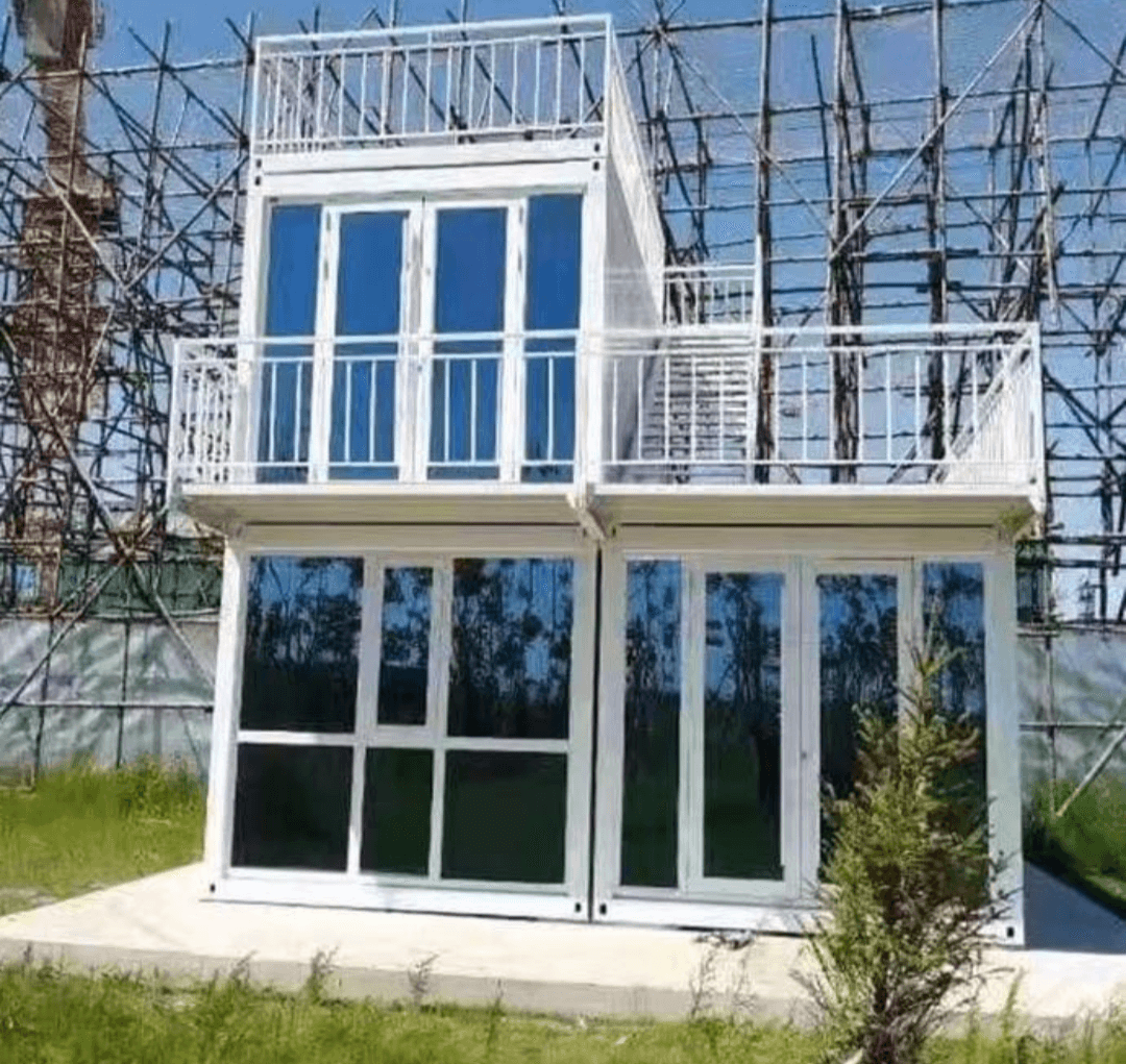 Single-module assembly home with enhanced window configuration.
